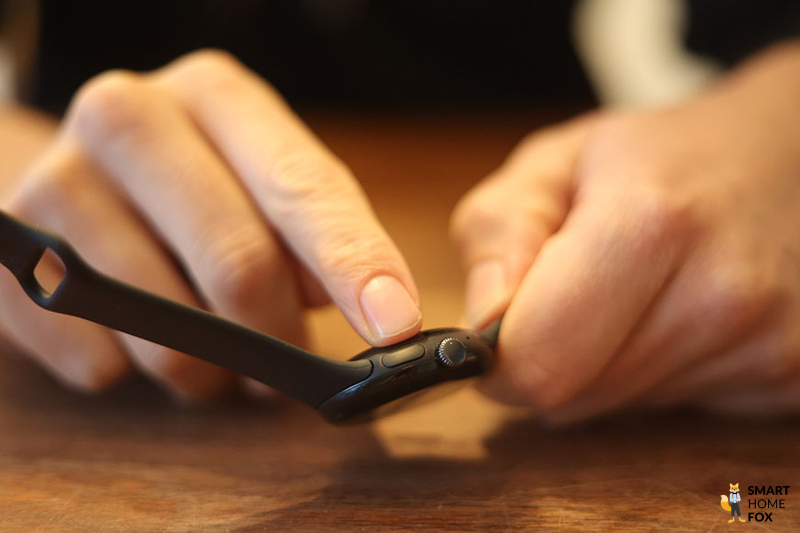 Man sieht die seitliche Taste und die Krone der Google Pixel Watch.